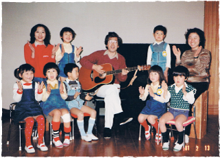 1981年のえんちょうライオンと先生、園児たち